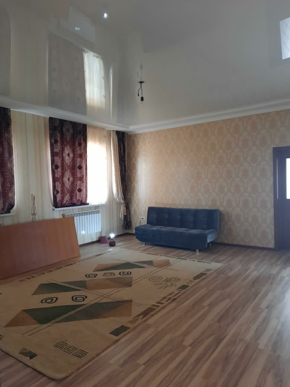Үй сатылады. Продаётся дом.