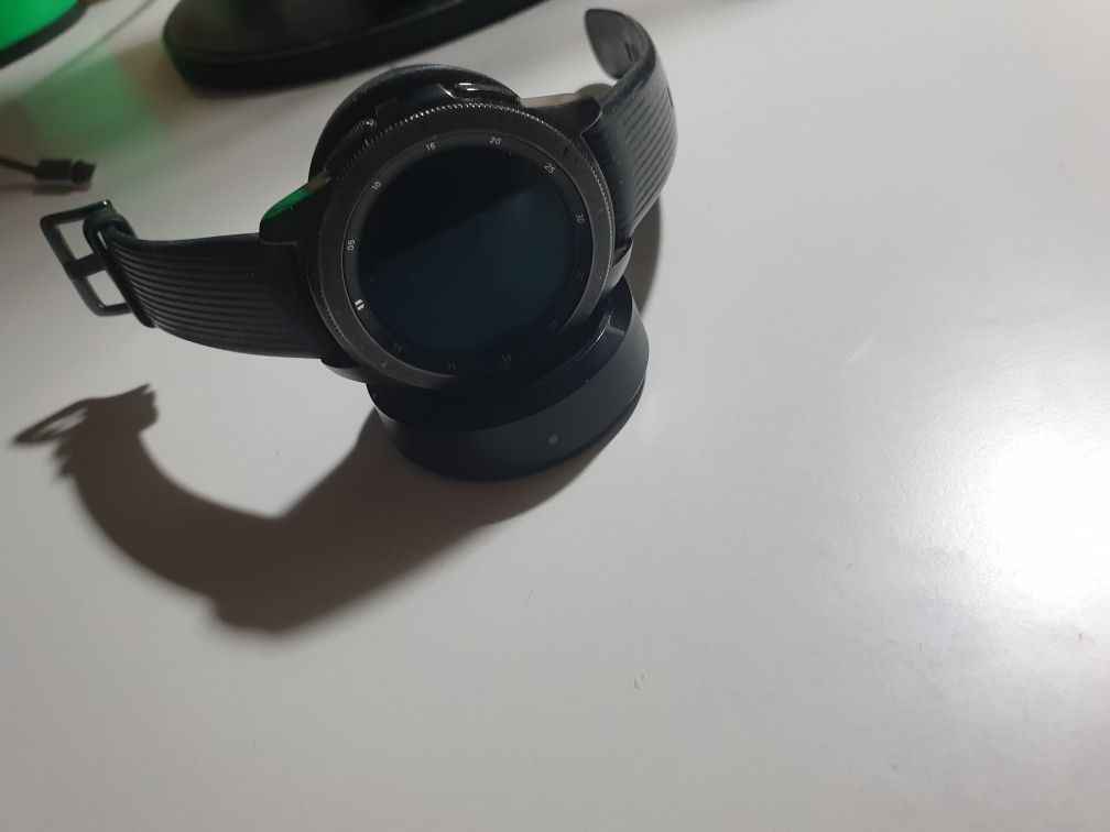 Samsung Galaxy Watch 42mm. Черный