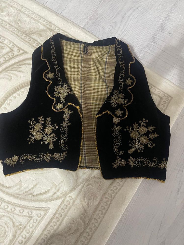 Vand veata  , ilic cu fir metalic , costum popular