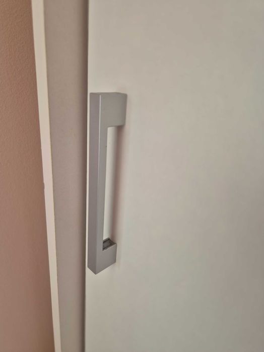 Модерен гардероб с LED осветление и огледална врата, стилен акцент