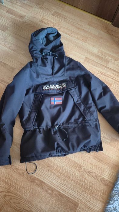 Продавам яке Napapijri