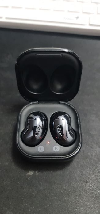 Продам наушники фасолинки Samsung Buds Live черного цвета