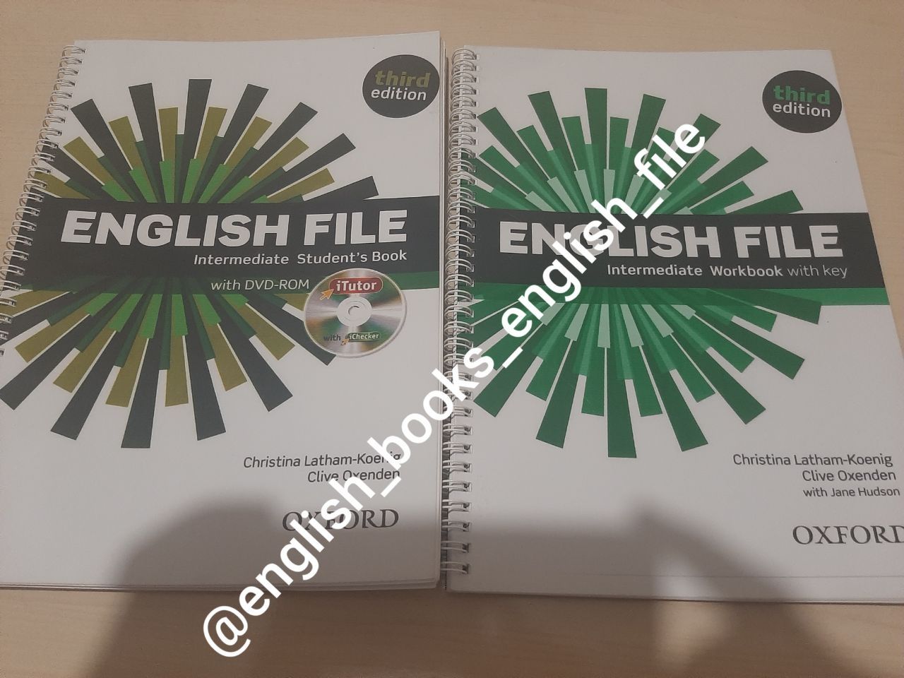 Английский книг. Family and friends. English file. Solutions.