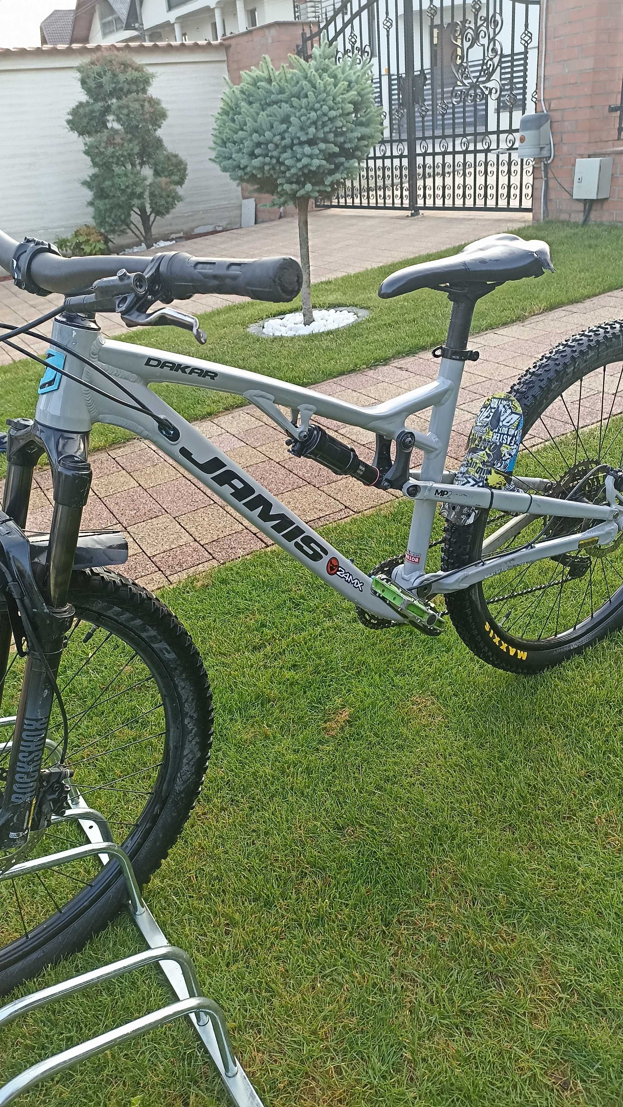 Vând bicicleta jamis DAKAR