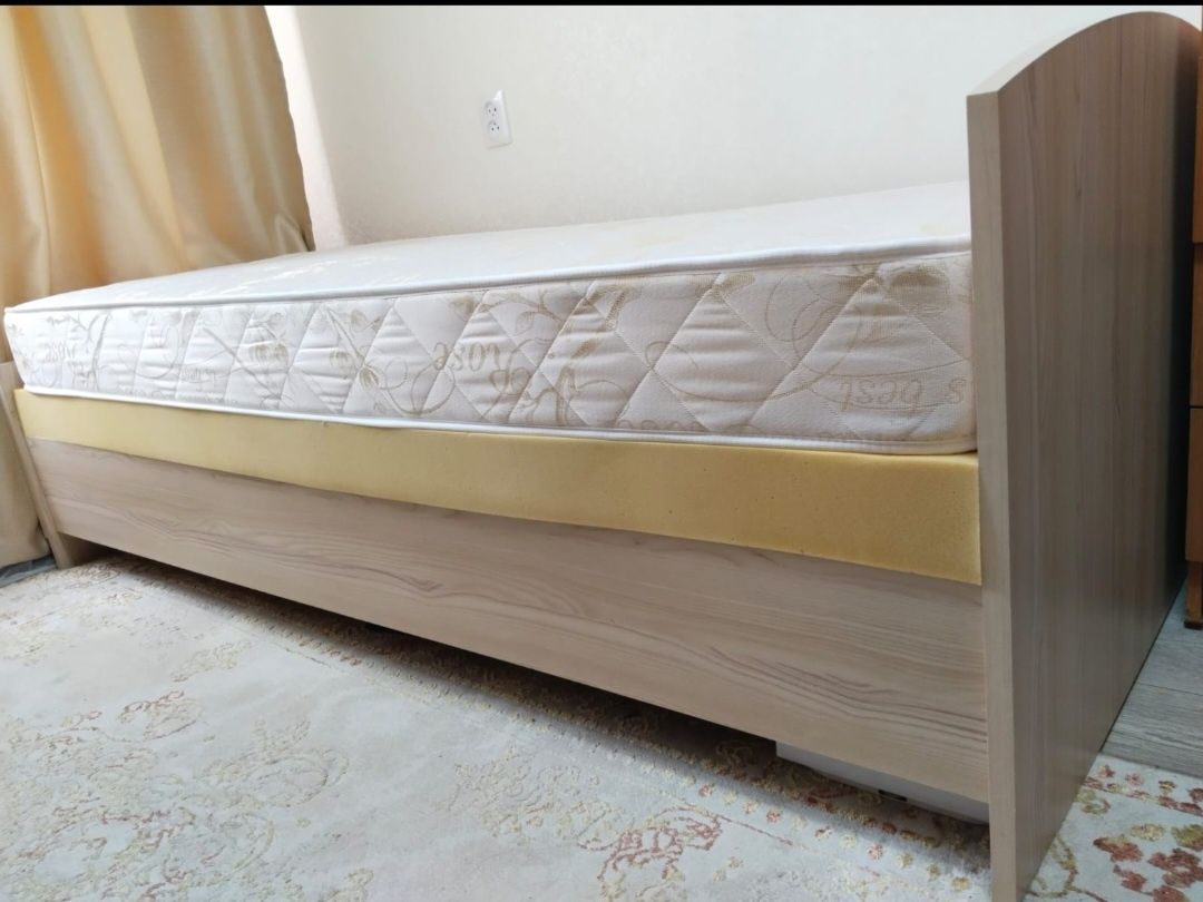 Кровать односпальная с матрасом, в отличном состоянии