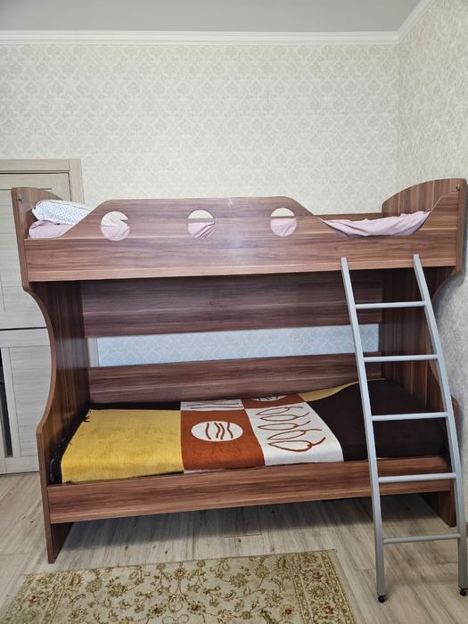 Двухяросная кровать в отличном состоянии, очень удобная и комфортная