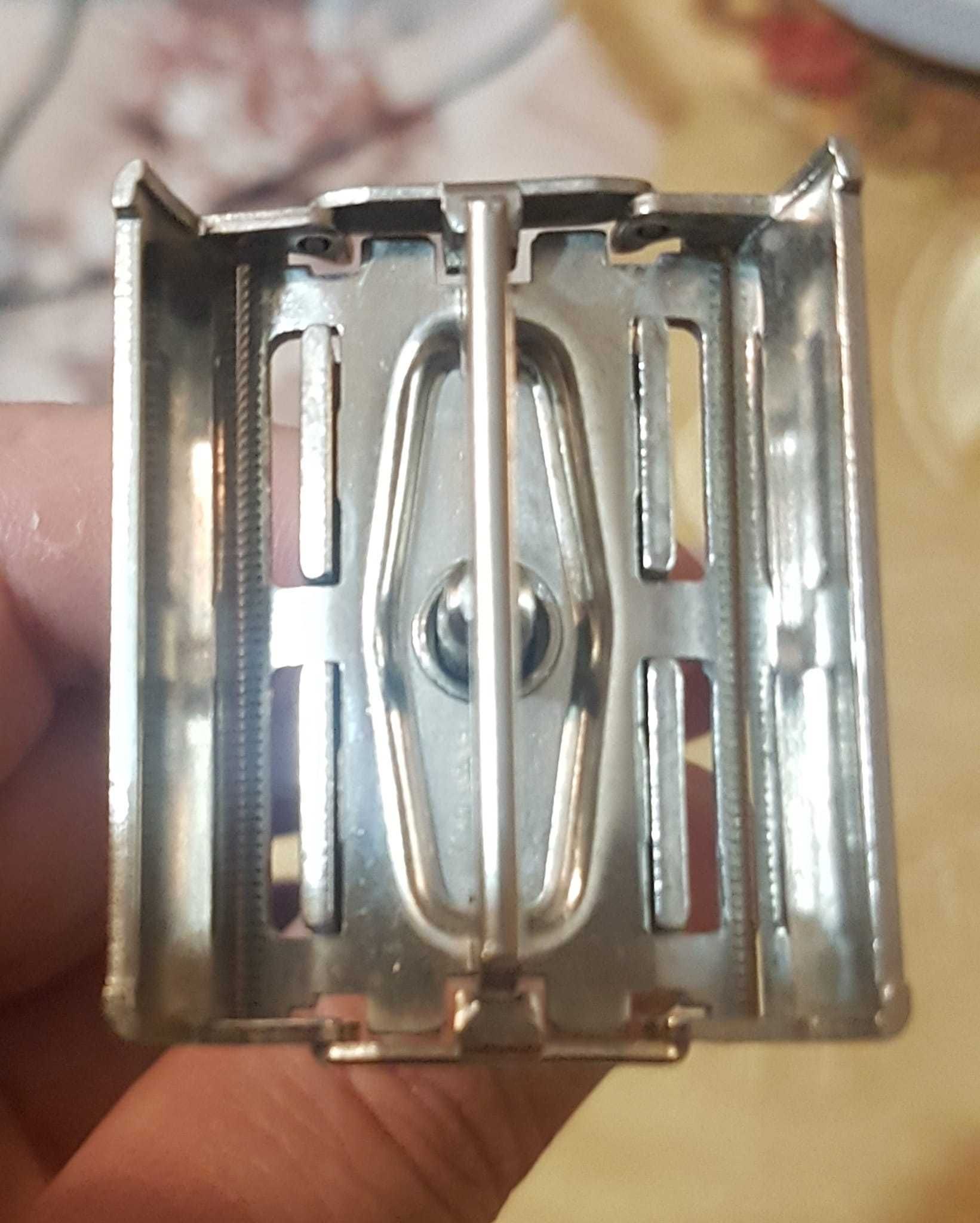 Продавам самобръсначка за класическо бръснене Gillette Slim Adjustable