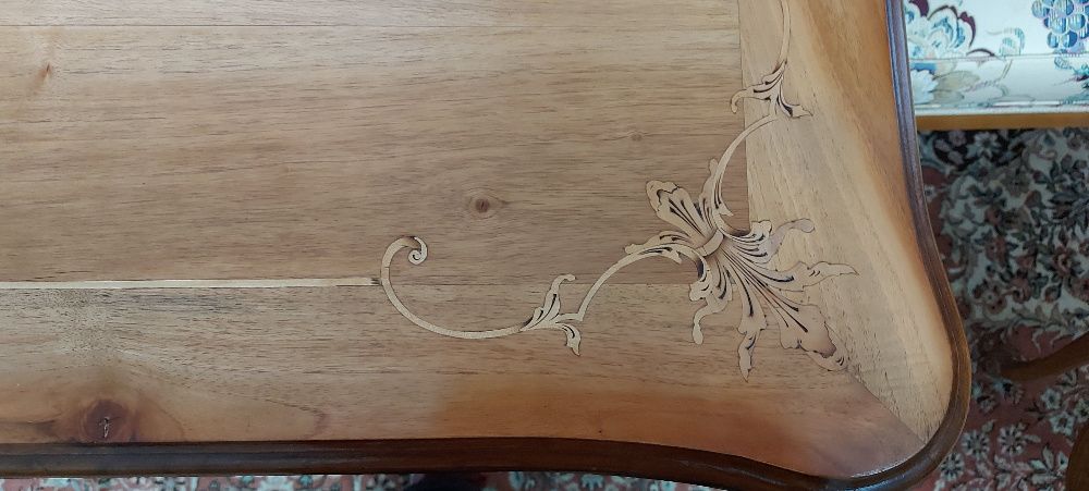 Masa masiva din lemn de nuc