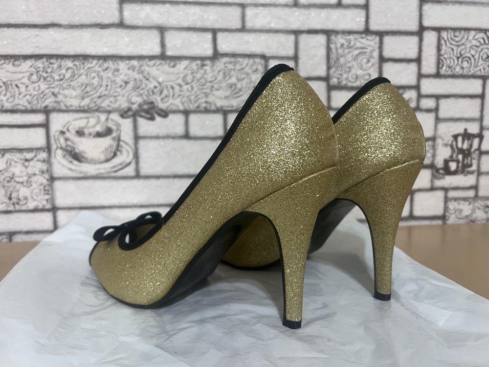 Элегаетные женственные туфли золушки , отличного качества золотистый
