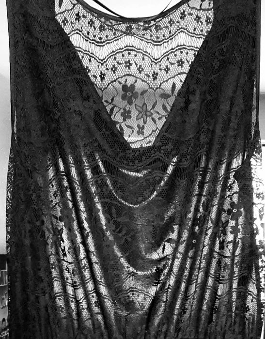 Черна дамска рокля с дантелен гръб