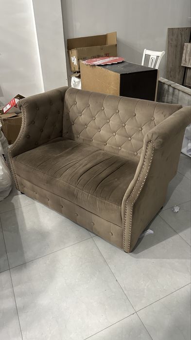 Диван небольшой.