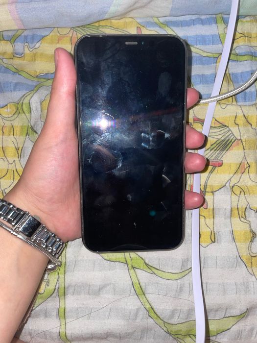 Продавам iPhone 11