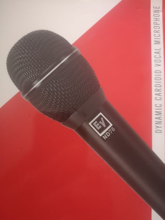 Microfon Ev nou ținut în husa în cutie cantat în casa de câteva ori