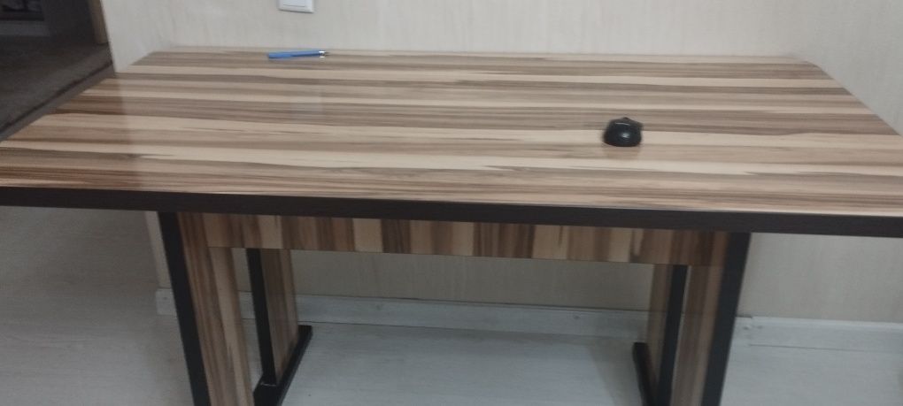 Стол кухонный в отличном состояние .