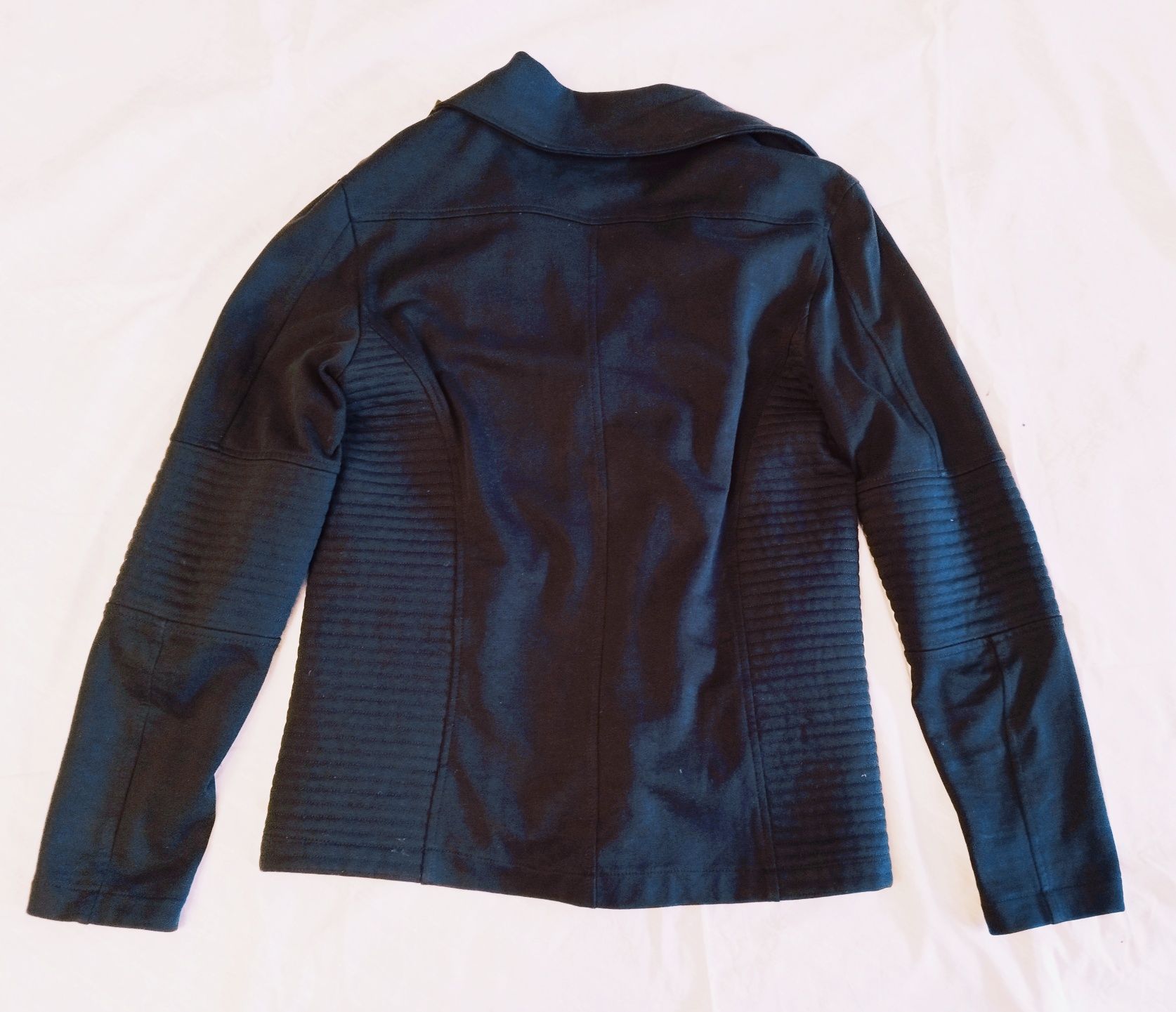 Jacheta bluza cardigan pentru bărbați Zara Man, mărimea M.

Detalii:
B