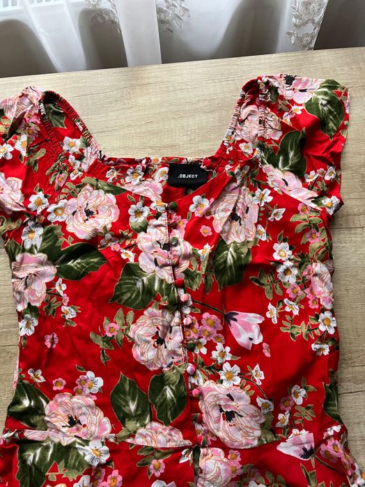 Vând top roșu floral