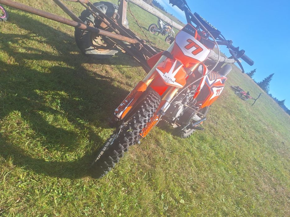 Motocross ultra foarte bun anul 2024 cu 4 viteze motorul 125 cc 4 t