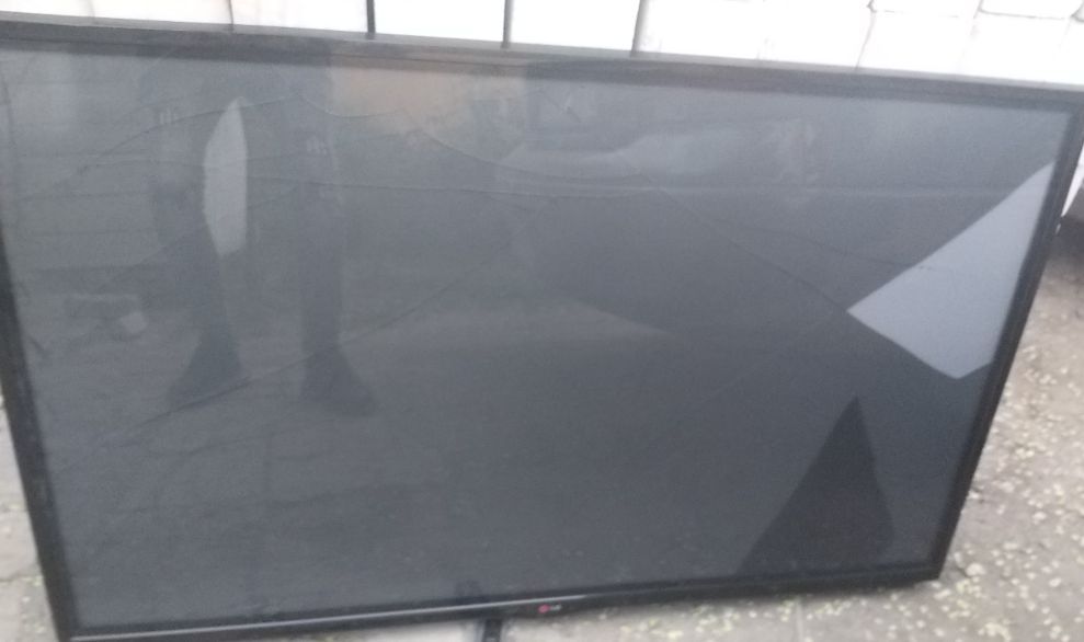ТВ LG плазмен 127 см,год 2014,в отл рабочем состоянии,экран треснутый
