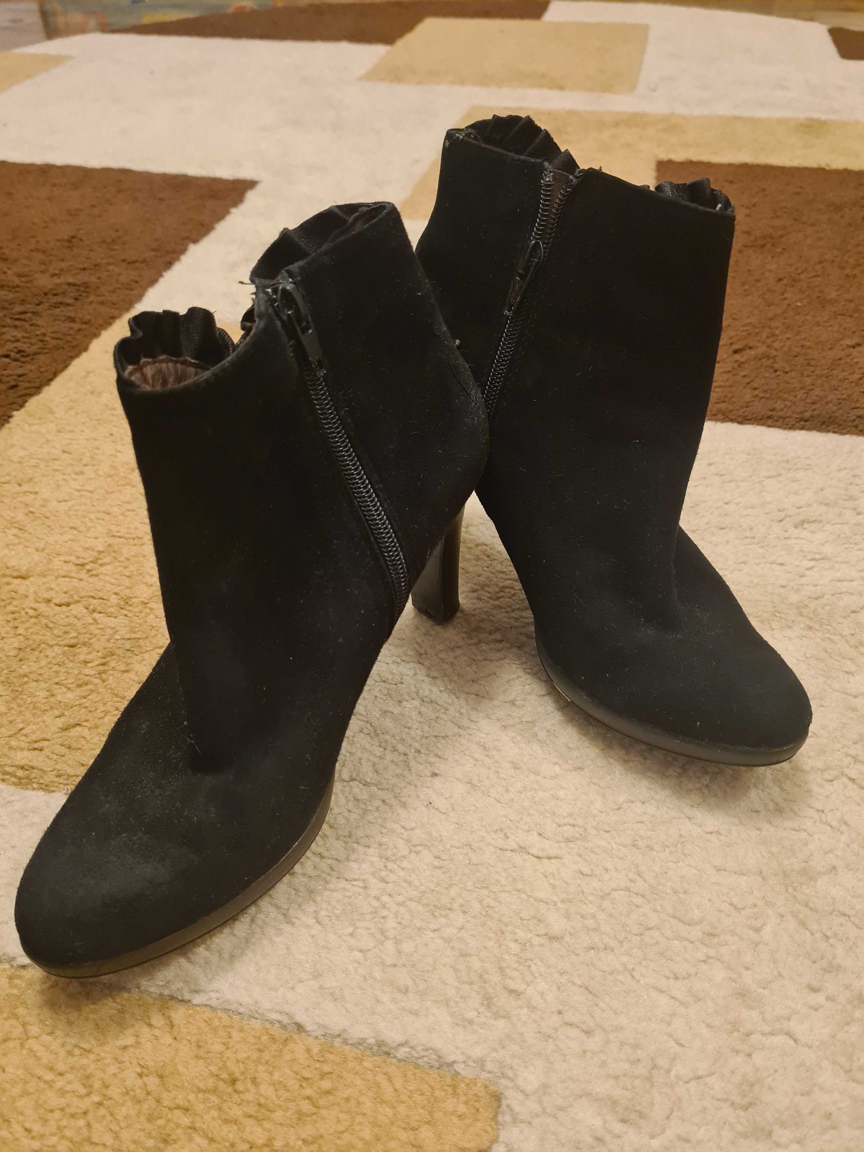 Botine negre, mărimea 37,toc micuț, material catifea
