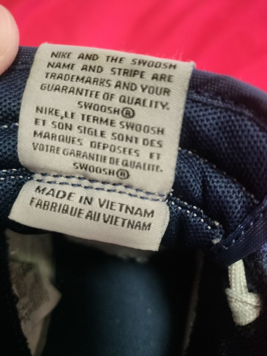 De vânzare adidași marca Nike.