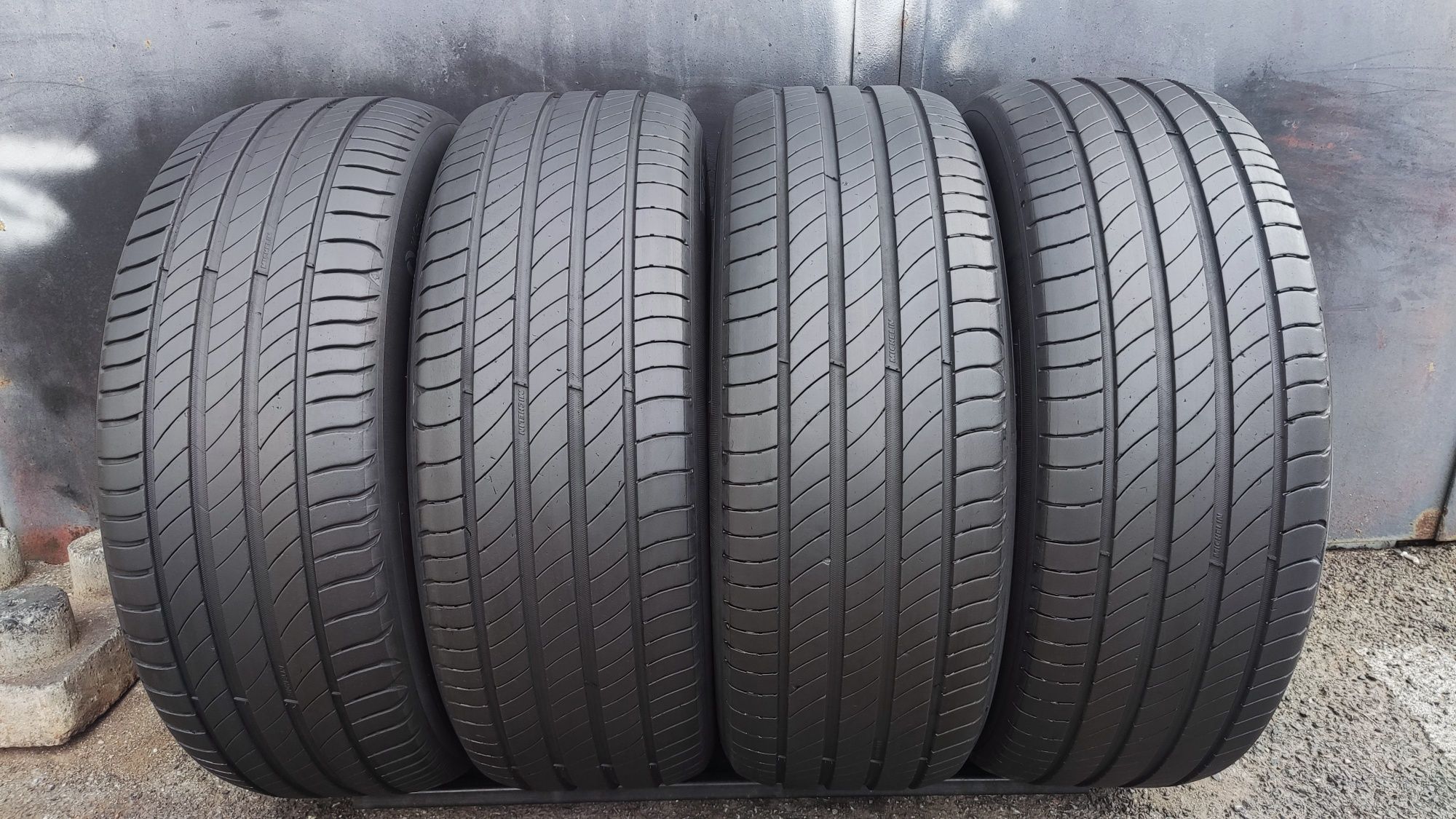 4бр. летни гуми 215/55/17 Michelin Primacy 4 
dot23
6.8mm
Много добро