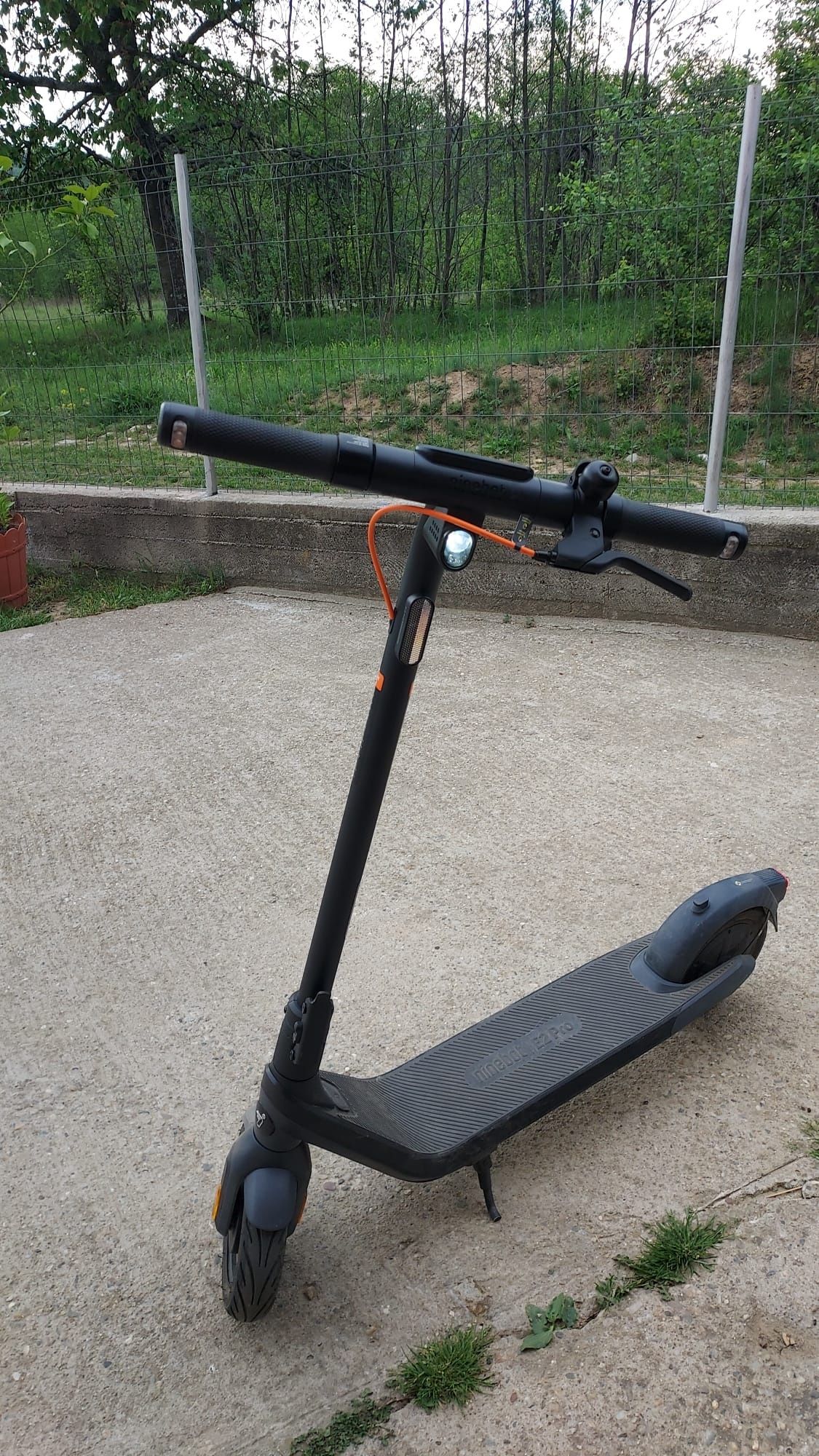Se vinde trotineta Segway Ninebit KickScoter E2 pro