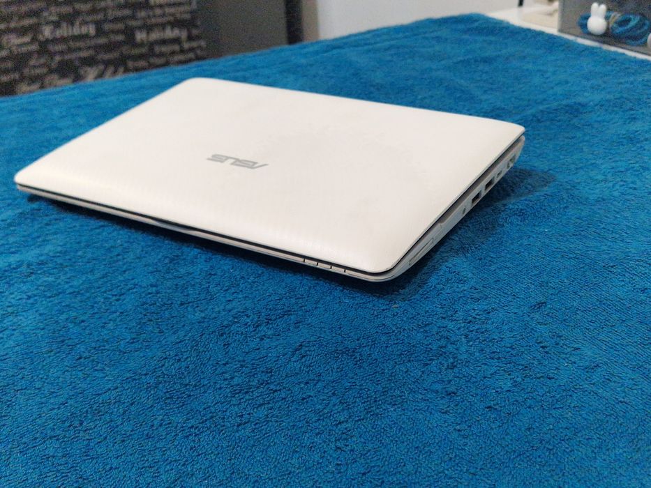 Laptop Asus perfect funcțional,  Baterie excelenta