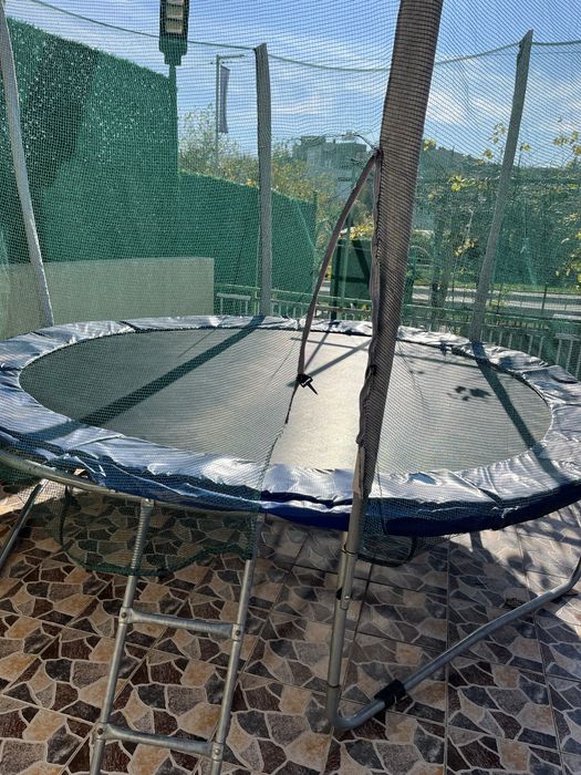 Батут ,трамплин за скачане