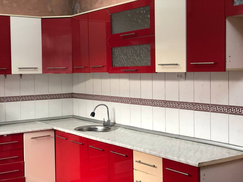 Oshxona mebeli sotiladi ideal holatda gaz plitasi bilan srochno