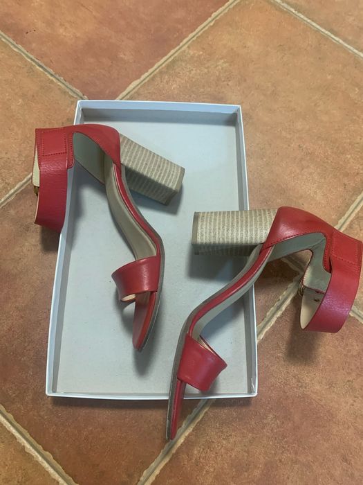 Кожени червени сандали Versace 1969 с масивен ток