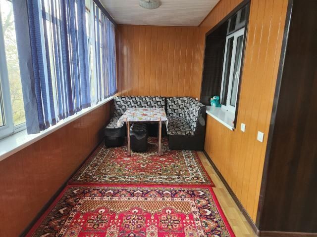 Гор. Ангрен.Продаётся 3х комнат квартира, в кирпич.доме в 5/1а