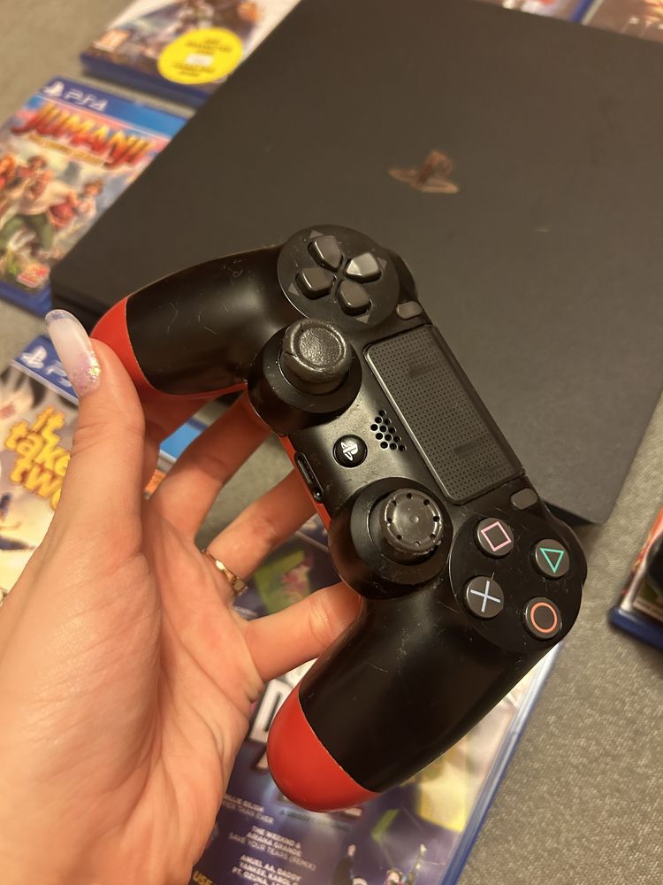 PlayStation PS4 Pro cu 2 controllere si 8 jocuri