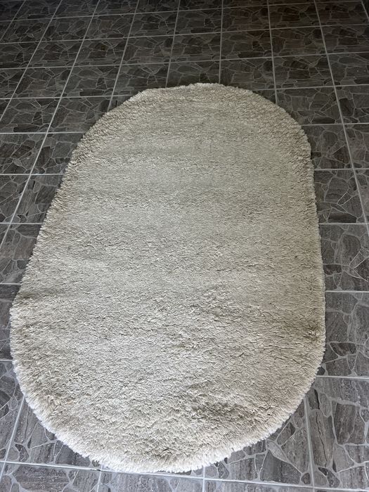 Covor oval cu fire răsucite culoare crem