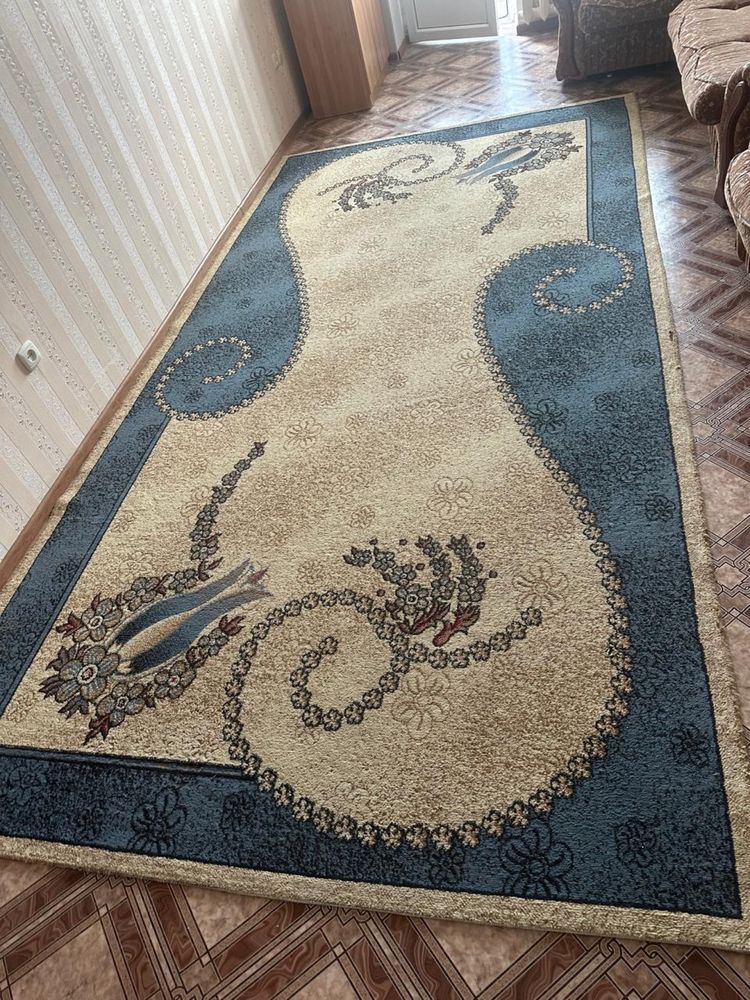 Продам диван, шкаф, столы, ковер