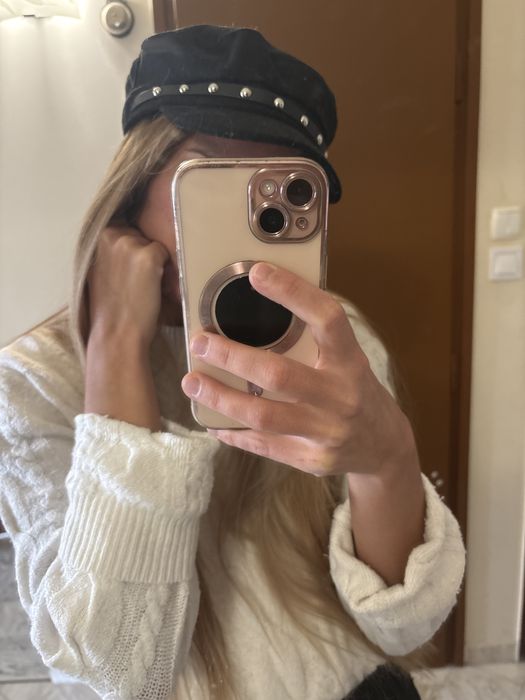 Модерна дамска черна шапка