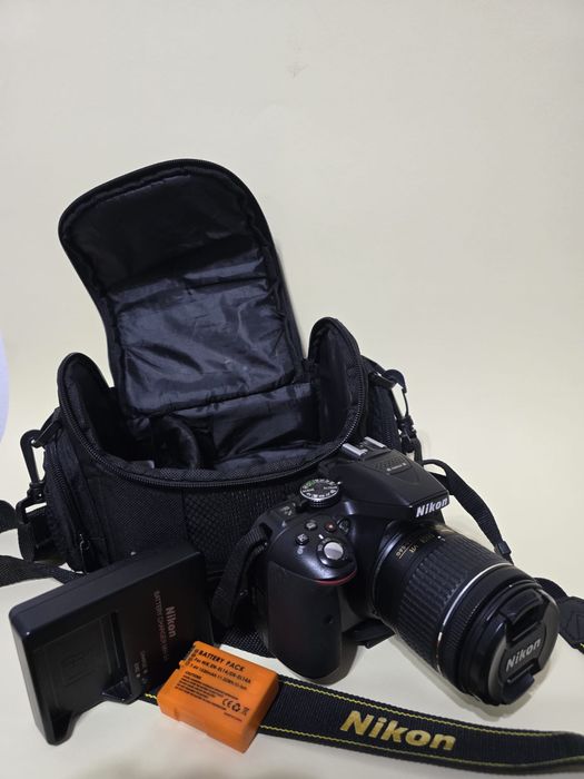 Aparat foto Nikon D5300 cu obiective de 18–55mm și 50mm
