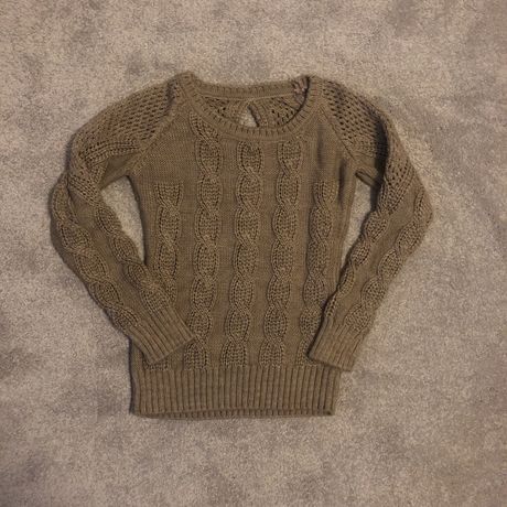 Кафяв пуловер