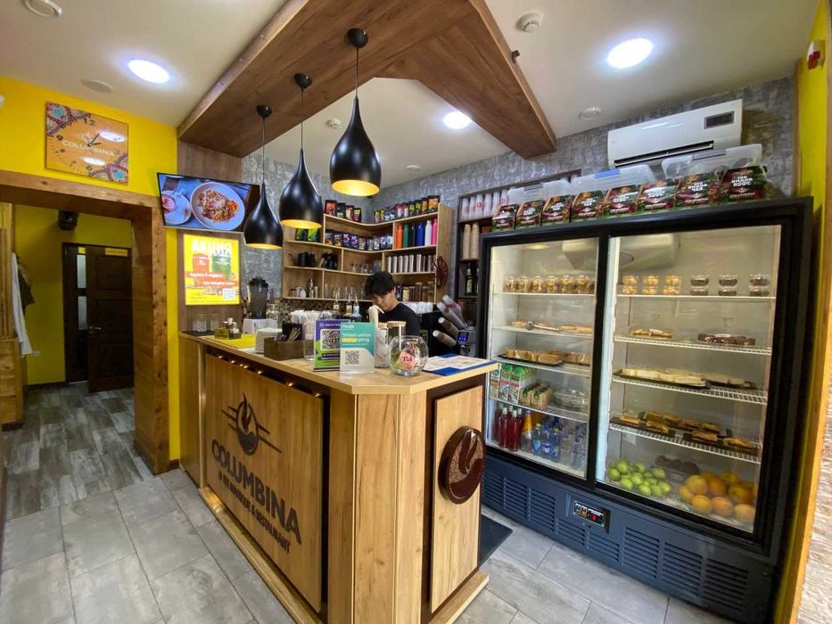 Барная стойка. 3 подвесных светильника. Верхнее и боковое крепление