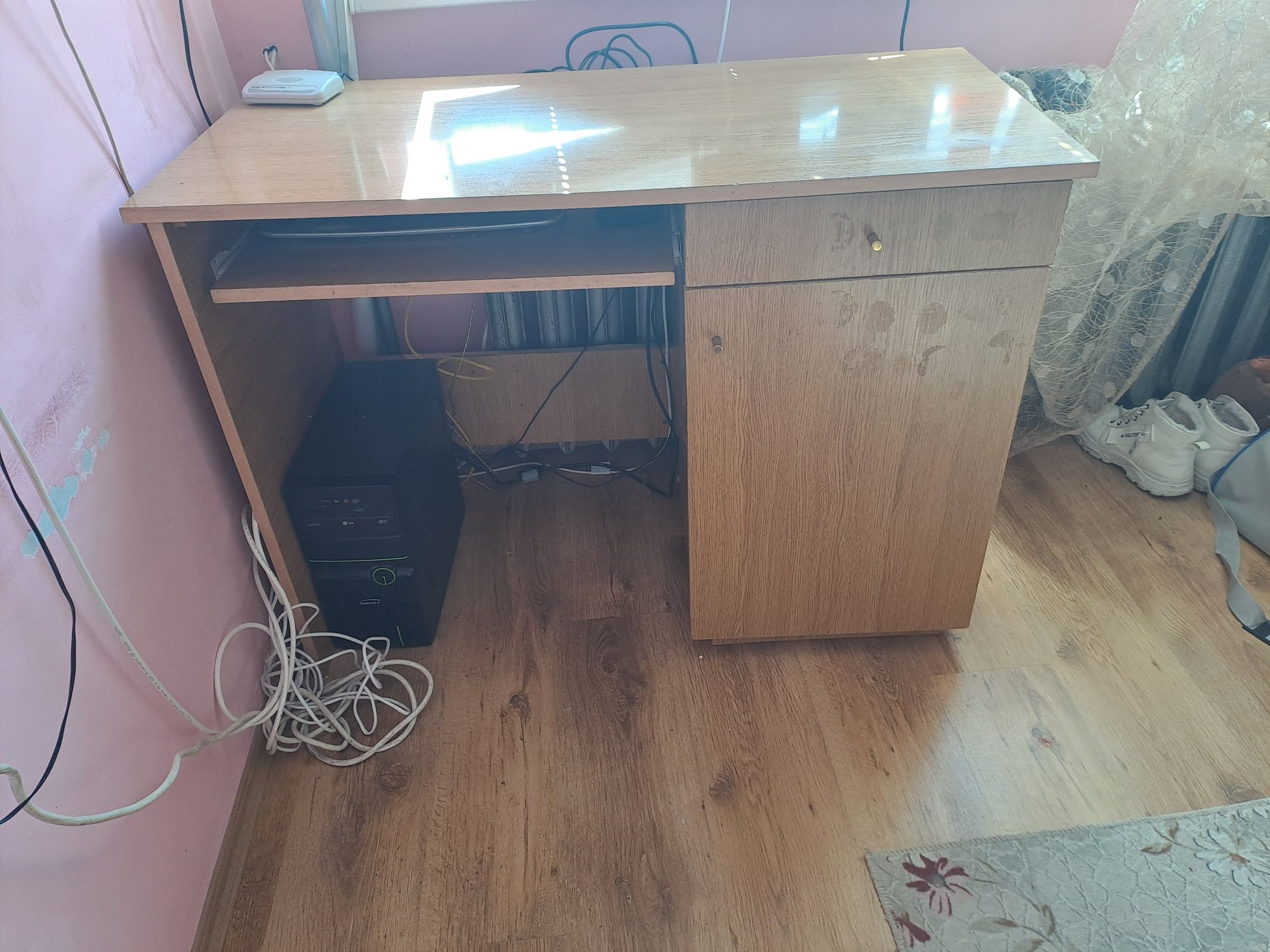 Продавам ученическо бюро