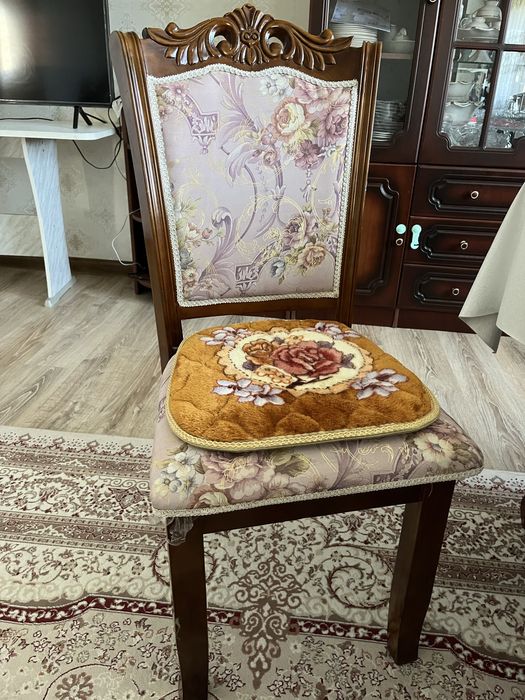 Дерева стол и стульчик