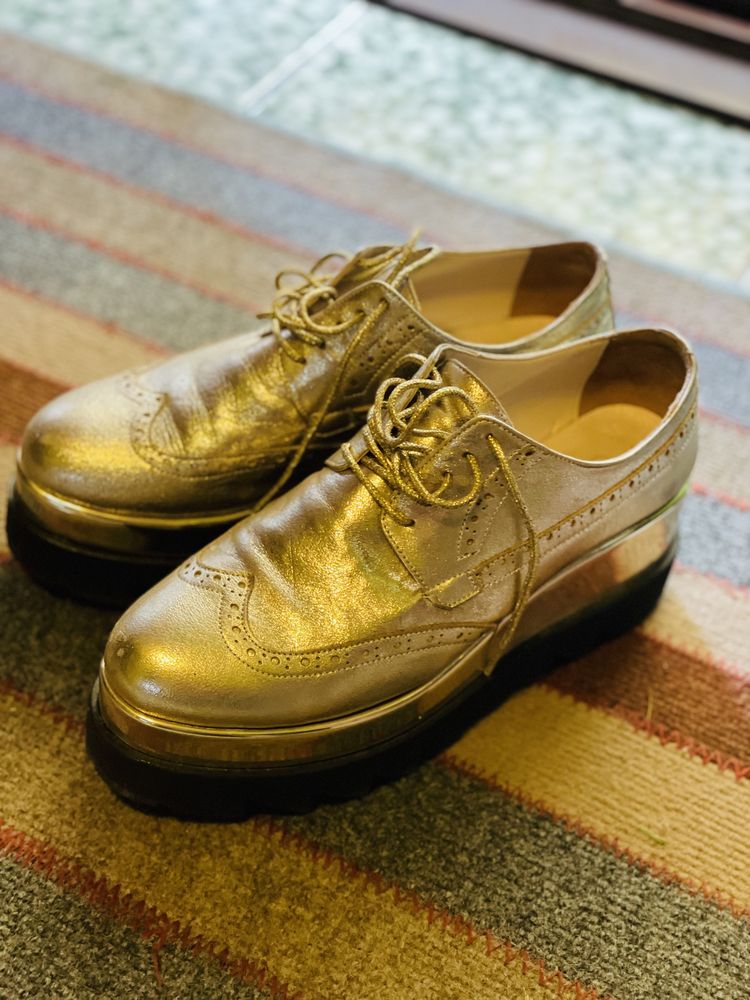 Pantofi de piele aurii