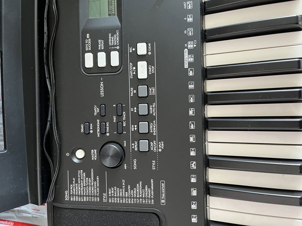 Продаю синтезатор  Yamaha psr-E373