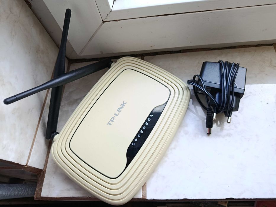 Router TP-Link 2 antene cu alimentator 9v si cablu utp internet rj45