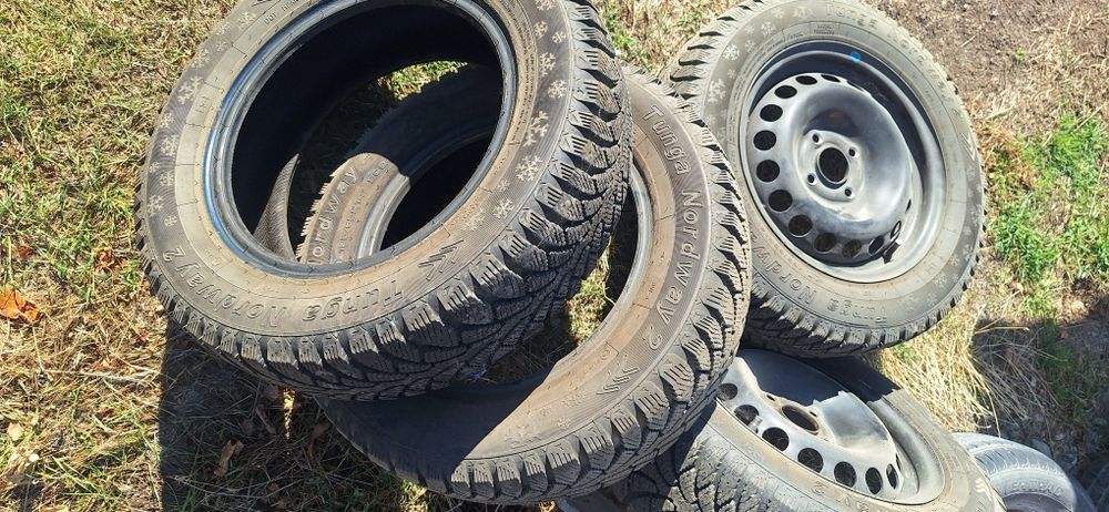 Продам 185×65×14 размер зимнию резину в хорошем состоянии протекторы в