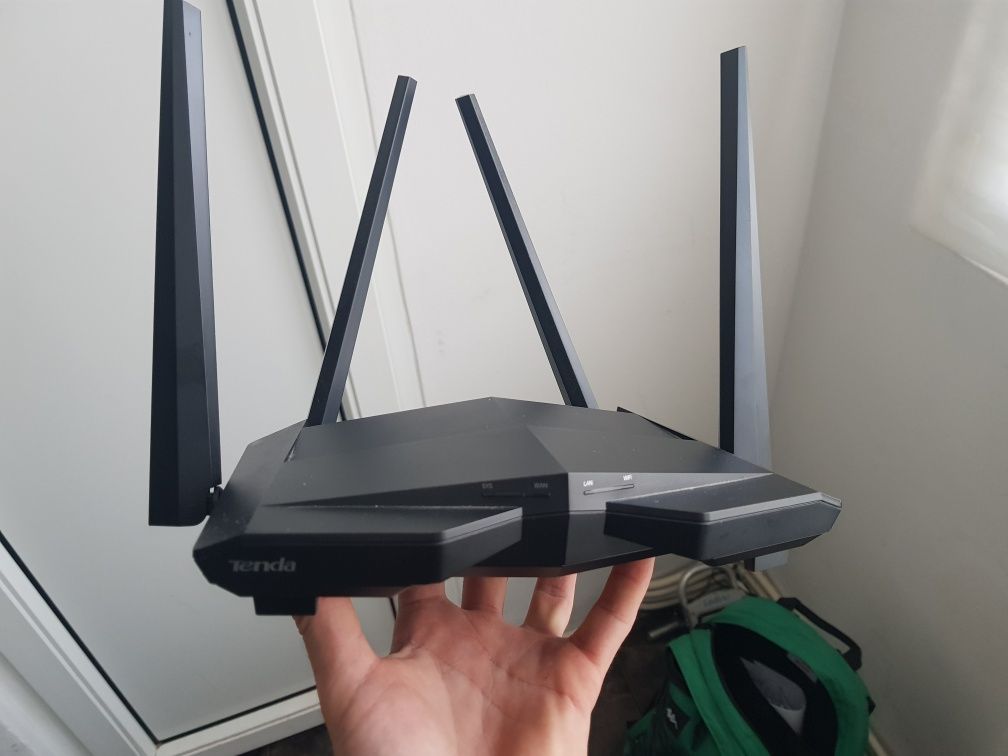 Router Tenda model AC10U