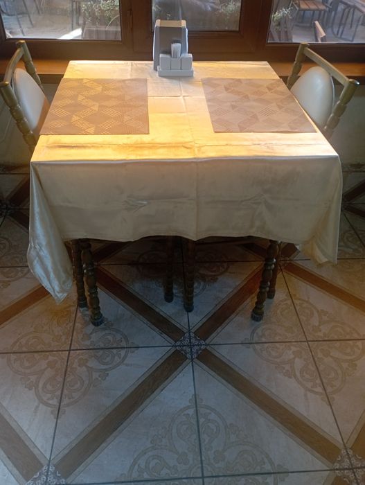 Продам комплекты стол и стулья для кафе,столовой в отличном состоянии