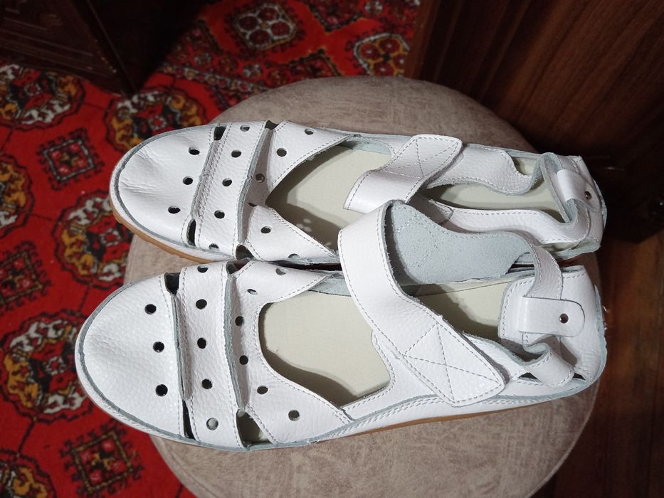 Аёллар сандали сотилади