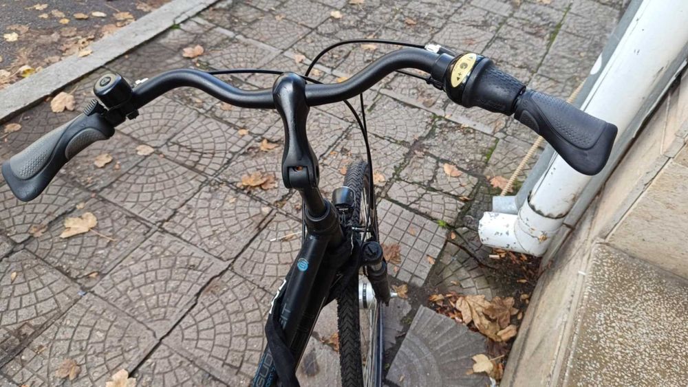 Черно градско колело с хубави гуми и светлини