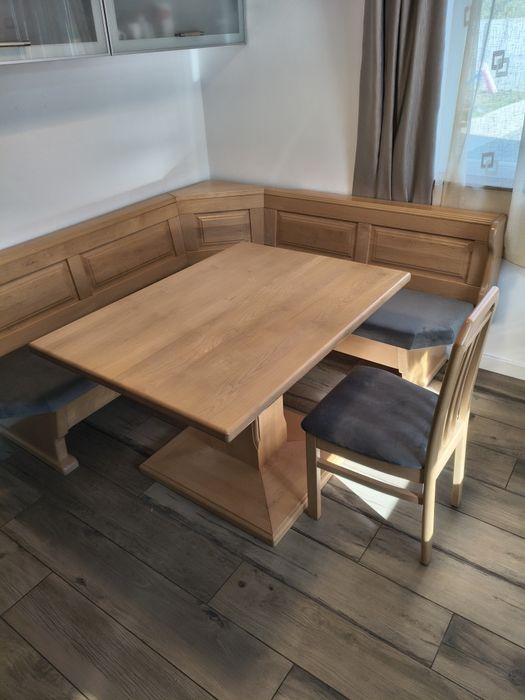 Coltar bucatarie cu masa și scaun