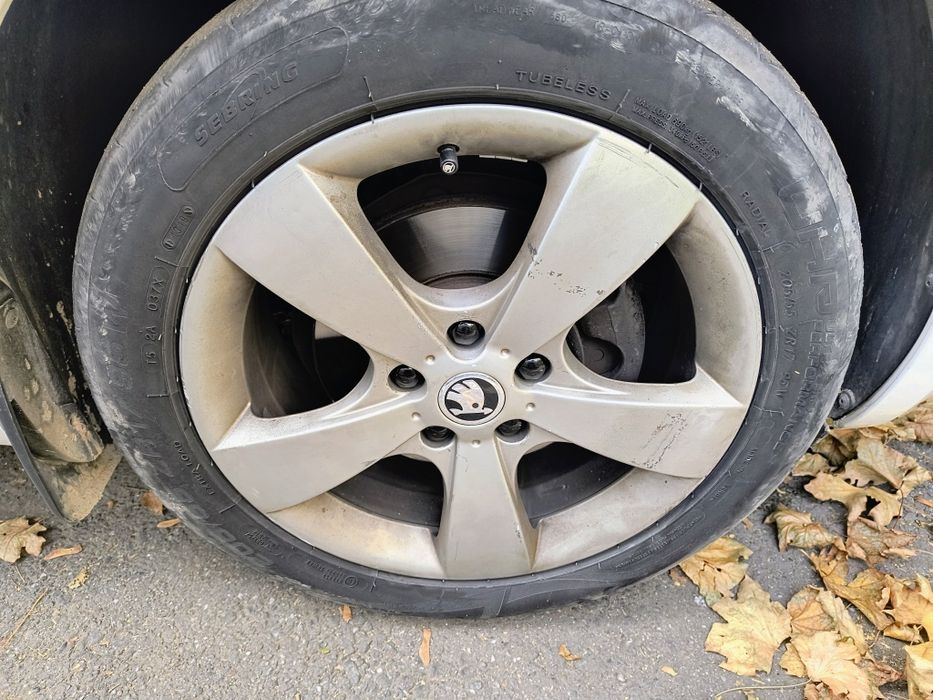 Vând/schimb  jante r17  anvelope vara fața 205/55/17  .   Spat